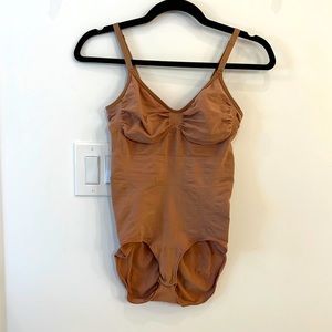 SKIMS SCULPTING BODYSUIT W. SNAPS- currently sold out!